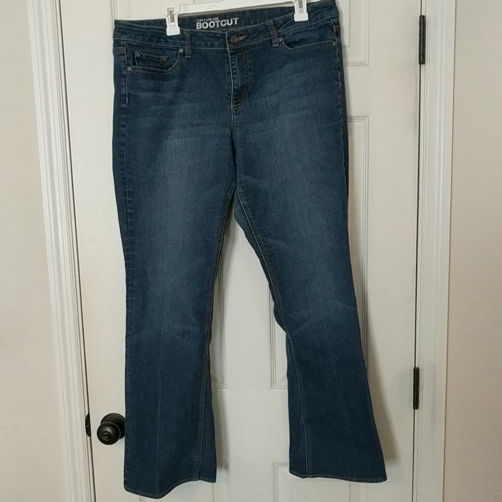 Curvy low-rise bootcut jeans